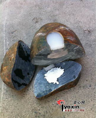 和田玉籽料切开后发现是玻璃